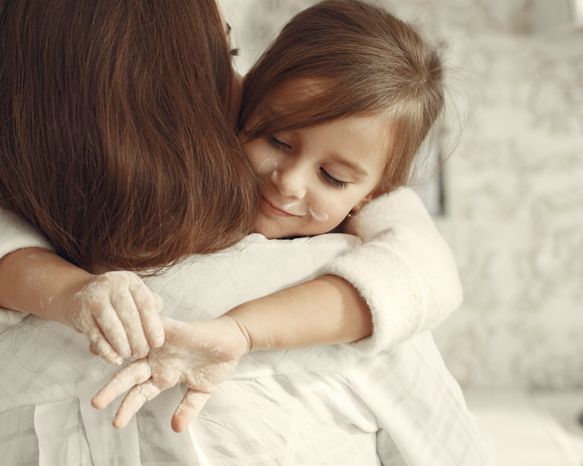 maman et fille dans les bras pour faire des câlins d'amour