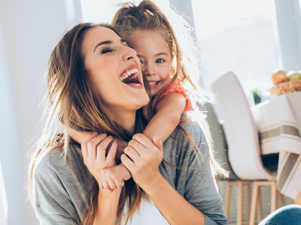 un moment de complicité entre une maman et sa fille