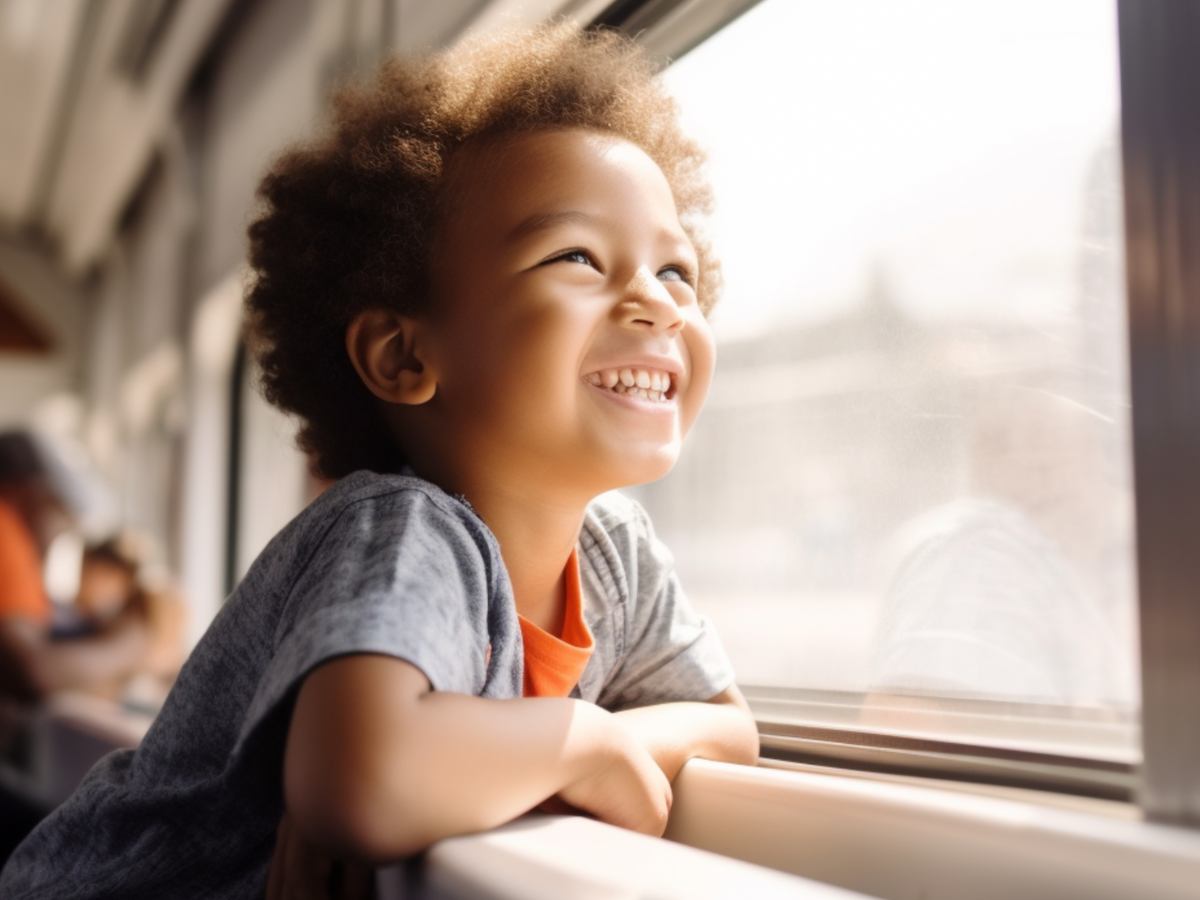 un enfant voyage en train